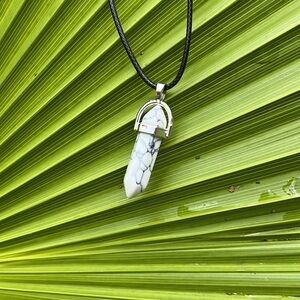 HOWLITE STONE PENDANT NECKLACE